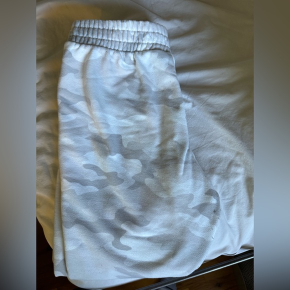 Secret Treasures: Light gray camo sweatpants - Picture 3 of 7